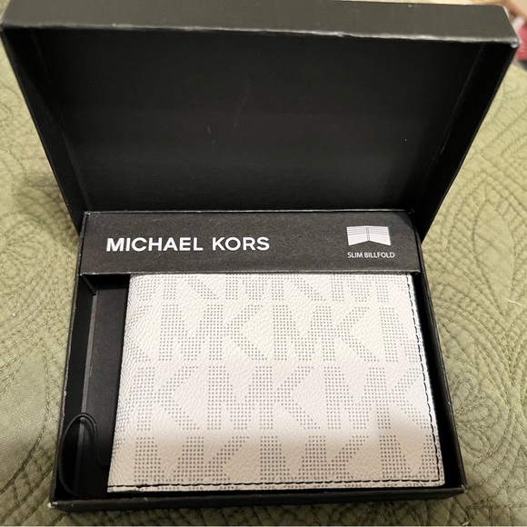 Michael Kors Cream Slim Billfold - Picture 1 of 4